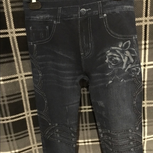 💙 Stretchy blue capris leggings , have a denim look.Sz Jrs 10-13 or Sz M-L - Picture 2 of 6